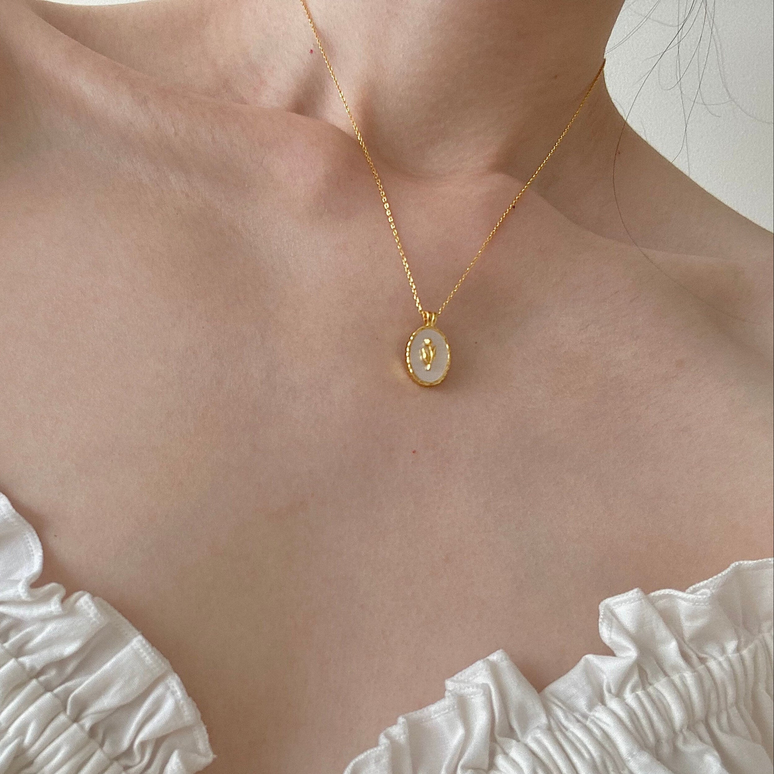 Oval Tulip Mother Of Pearl Pendant Necklace | 18K Plated | Lillyco