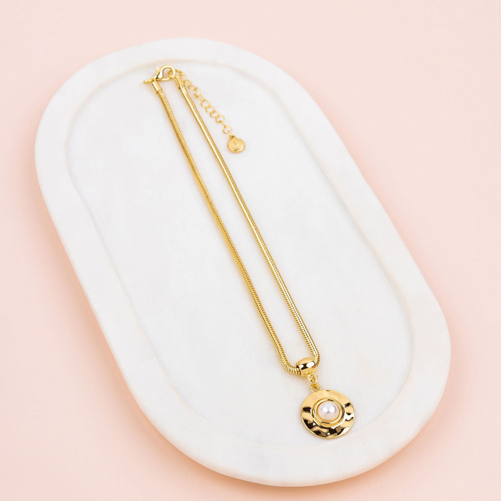 SHORT | Elegance Yellow Gold Pendant with Pearl Necklace
