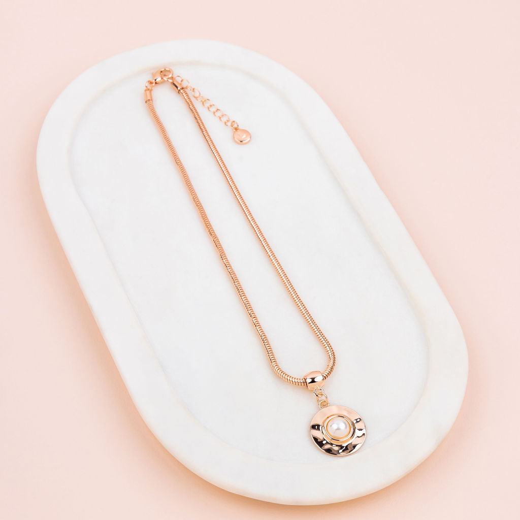 SHORT | Elegance Rose Gold Pendant with Pearl Necklace