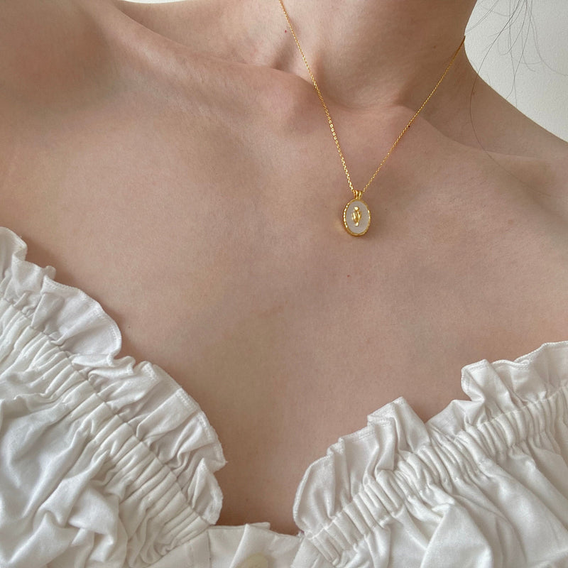 Oval Tulip Mother Of Pearl Pendant Necklace | 18K Plated | Lillyco
