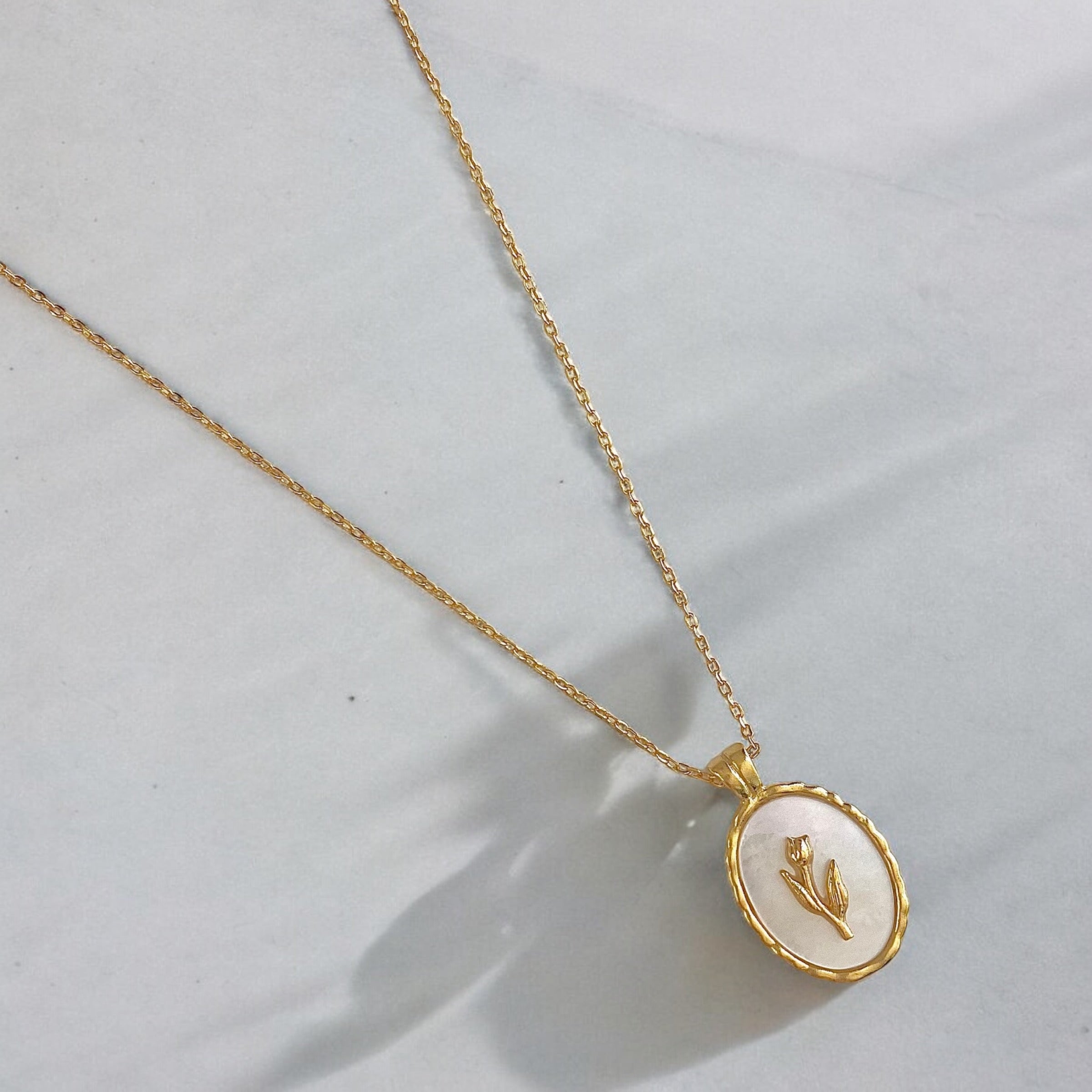Oval Tulip Mother Of Pearl Pendant Necklace | 18K Plated | Lillyco