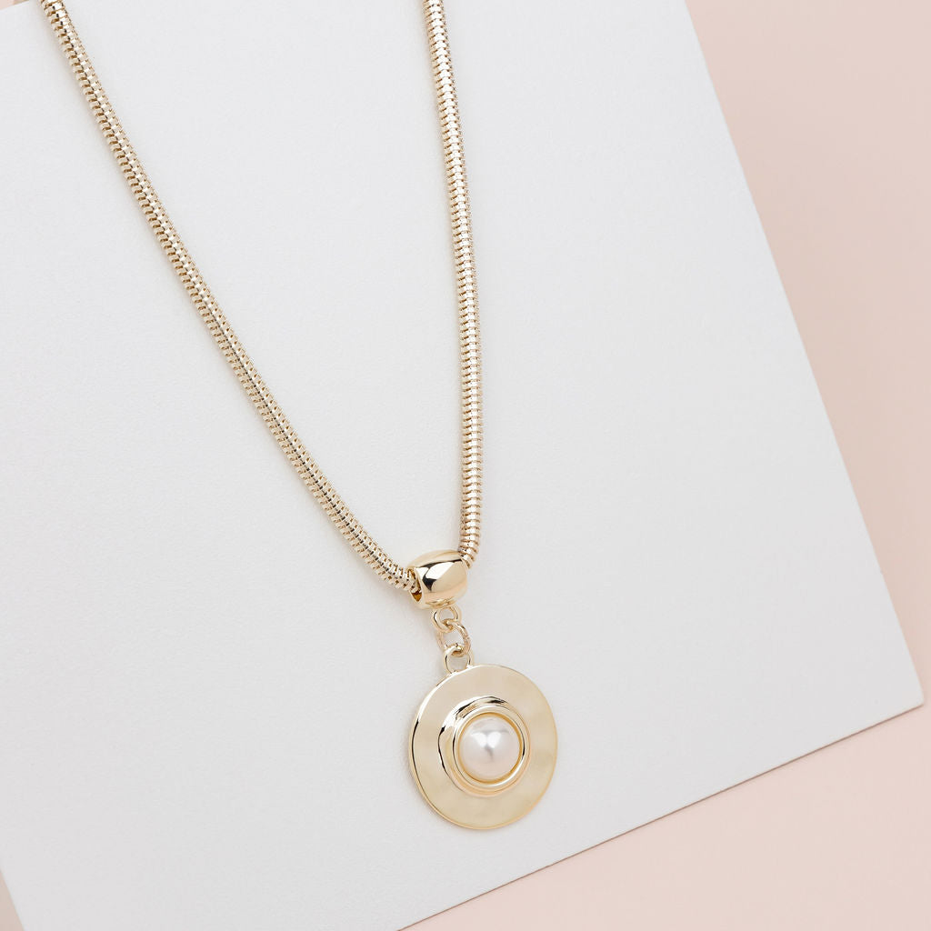 SHORT | Elegance Yellow Gold Pendant with Pearl Necklace