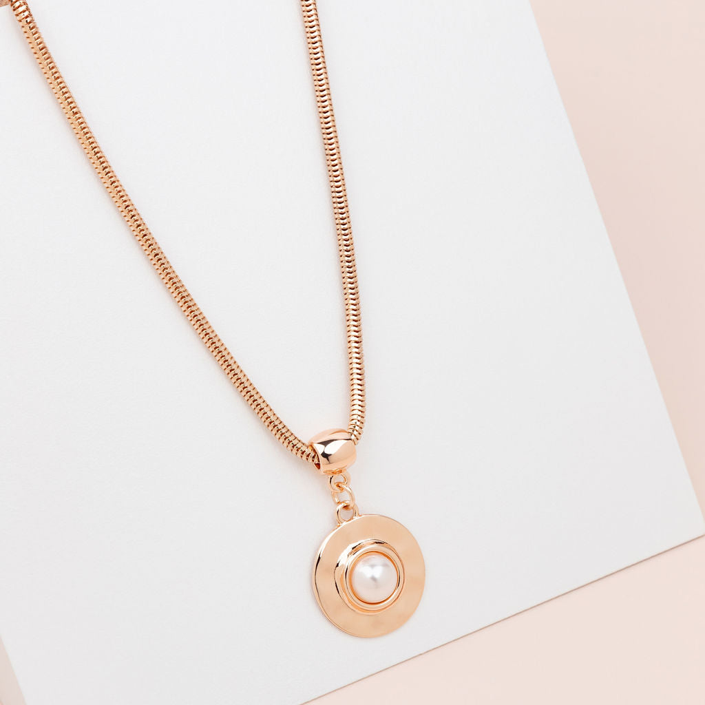 SHORT | Elegance Rose Gold Pendant with Pearl Necklace