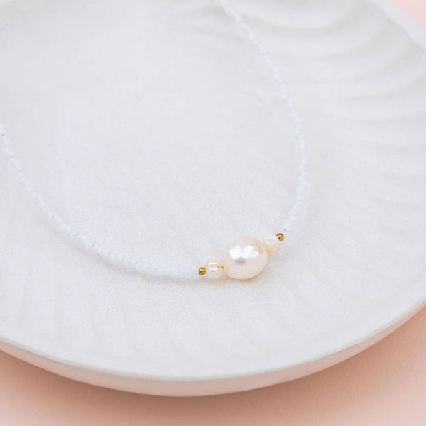 SHORT | White Fine Beads with Pearl Necklace