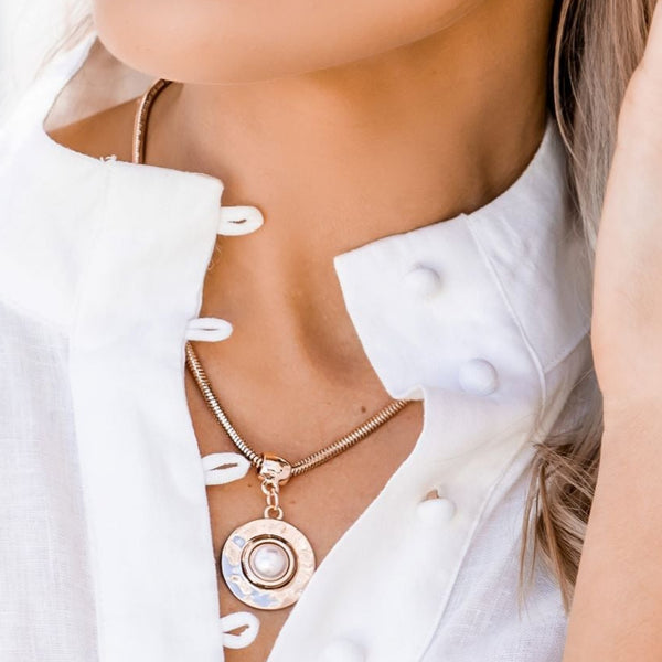 SHORT | Elegance Rose Gold Pendant with Pearl Necklace