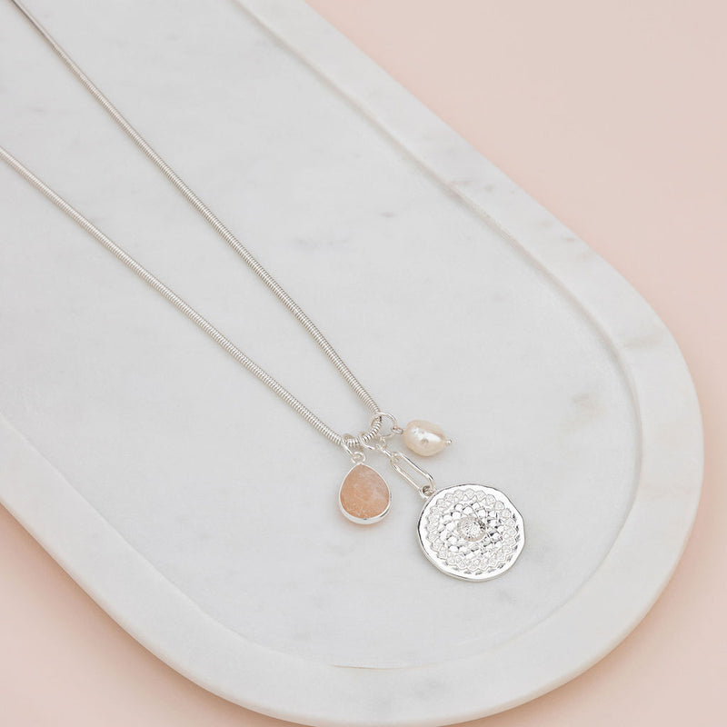 Short Silver Pattern Circle & Pearl Necklace
