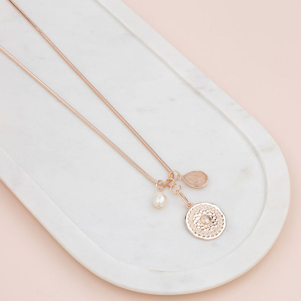 Short Rose Gold Pattern Circle & Pearl Necklace